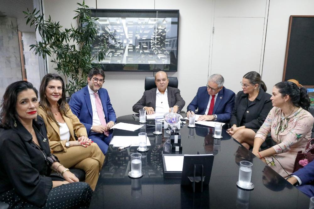 Capa da notícia: Parceria entre GDF e OAB-DF amplia formação e qualificação de servidores públicos